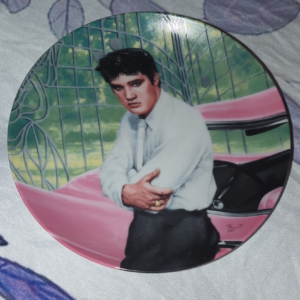 DELPHI Elvis at The Gates Of Graceland Decorative Plate 1988